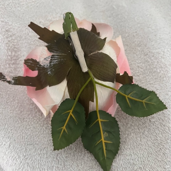 VINTAGE FABRIC ROSE WITH METAL CLIP - Picture 6 of 7